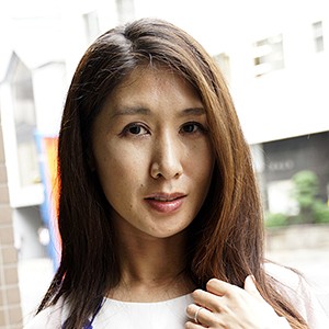 清楚人妻がマッサージ室で解き放つ官能の宴
